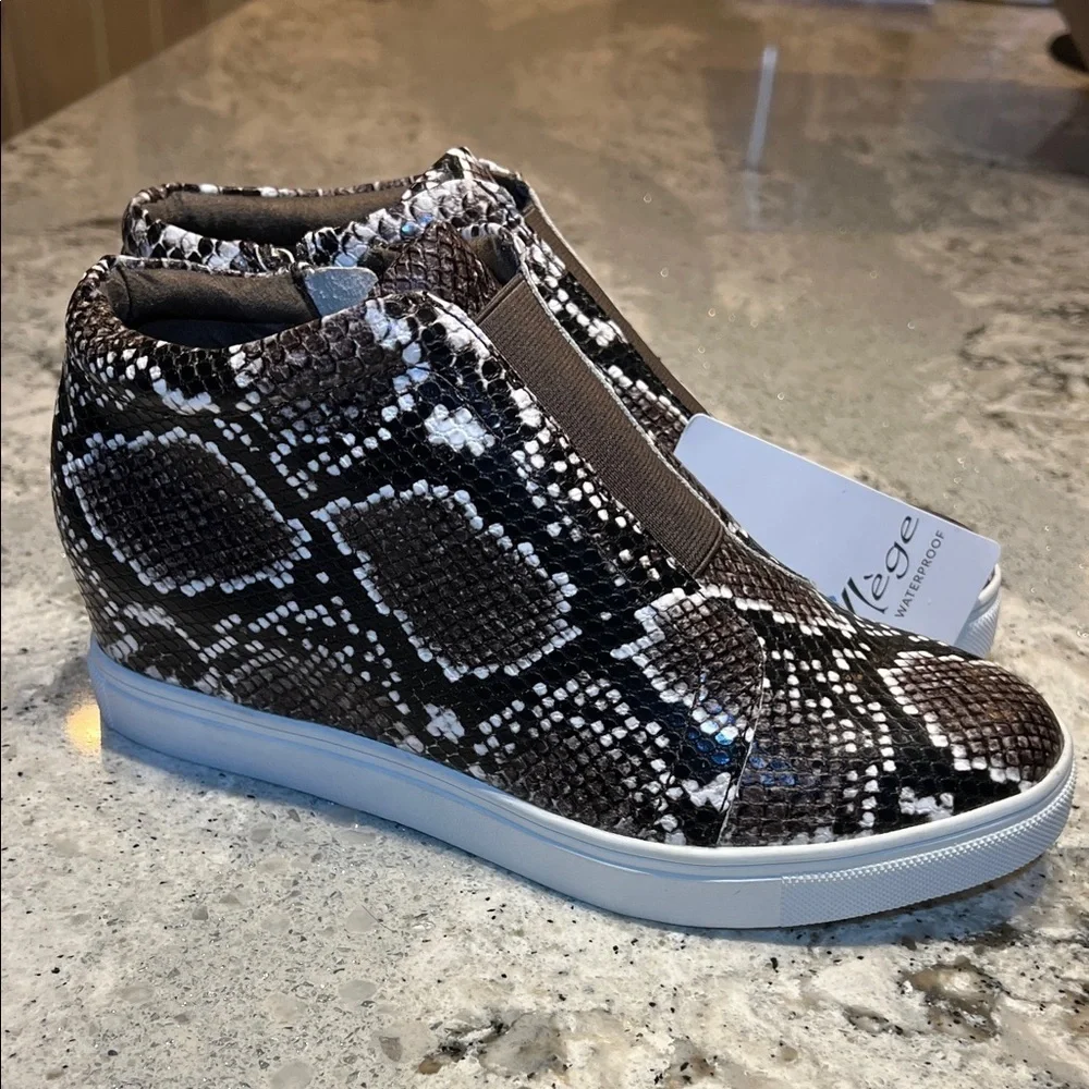 Aqua College Waterproof Snake Print Sneakers Size 8